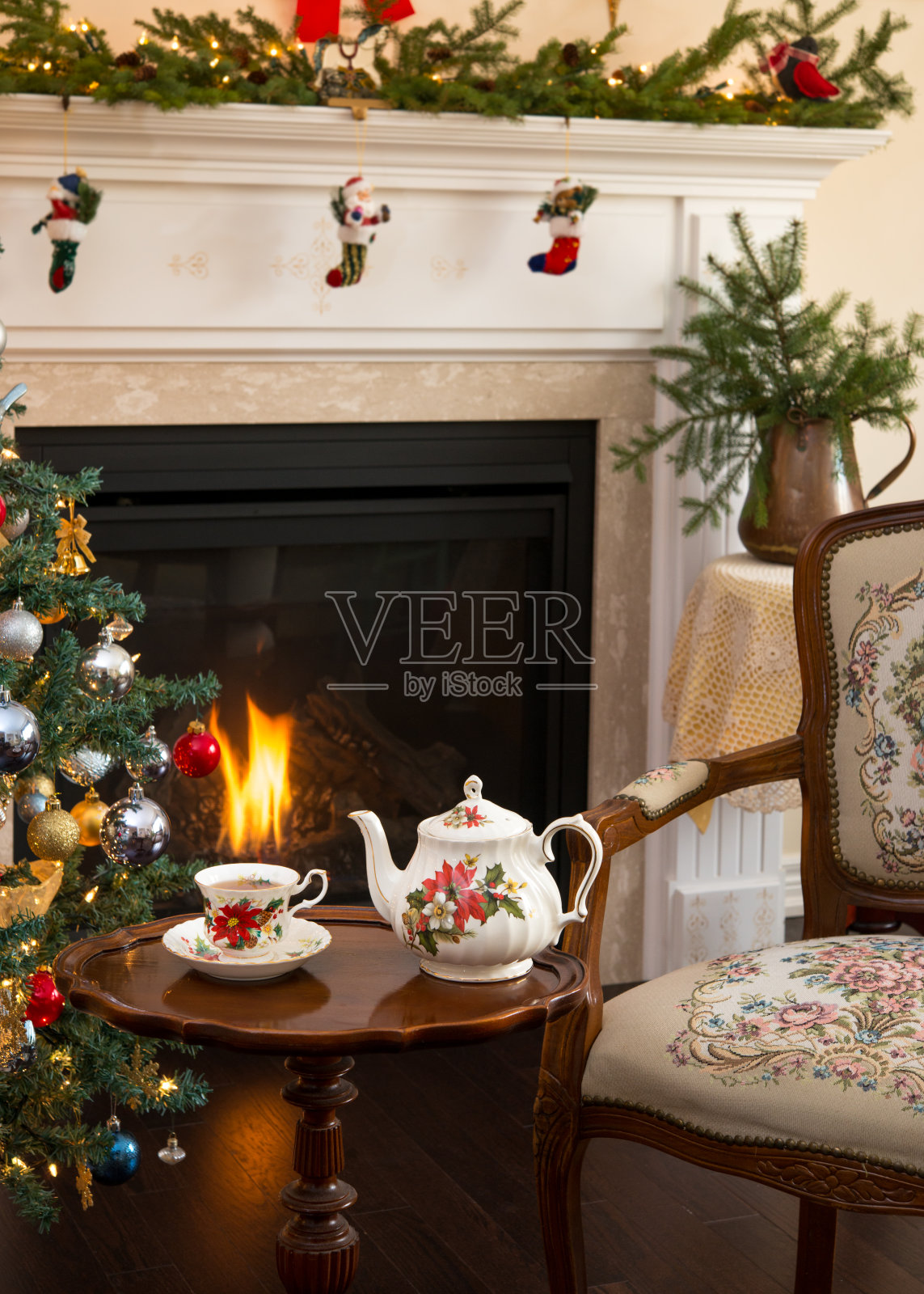 壁炉旁装饰着圣诞装饰品，享受着宁静的下午茶时光照片摄影图片