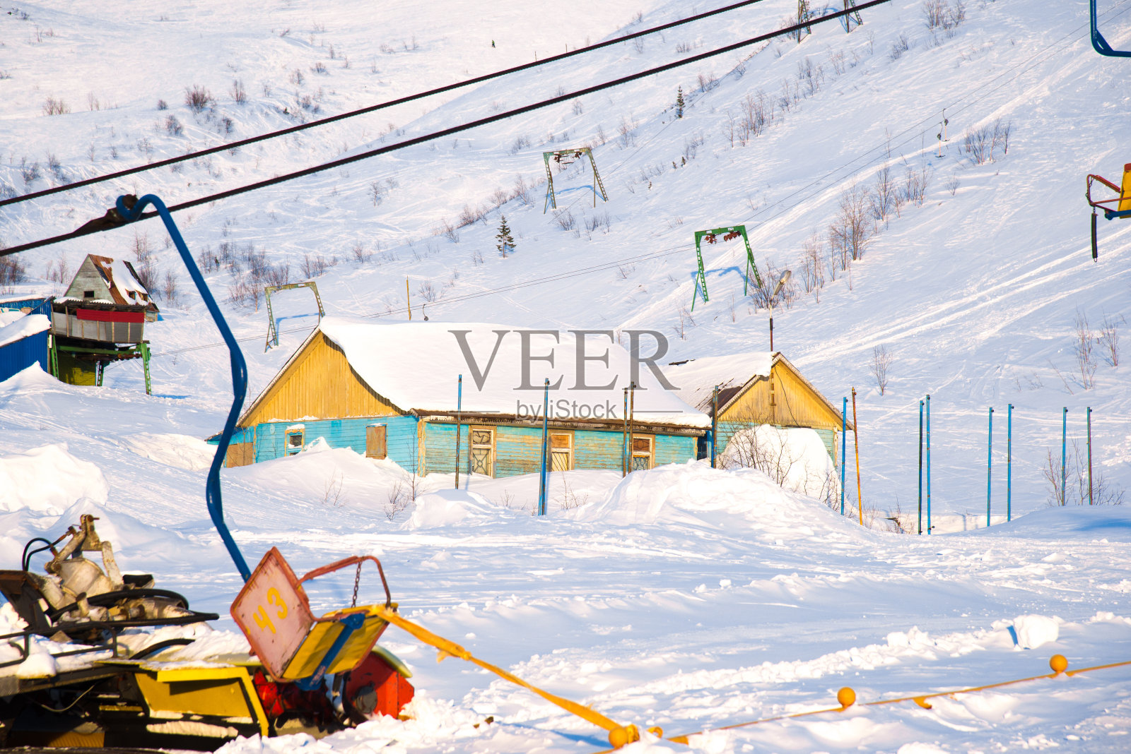 废弃的滑雪场，有破旧的滑雪缆车(椅式缆车)。滑雪胜地在俄罗斯的希比尼山。照片摄影图片