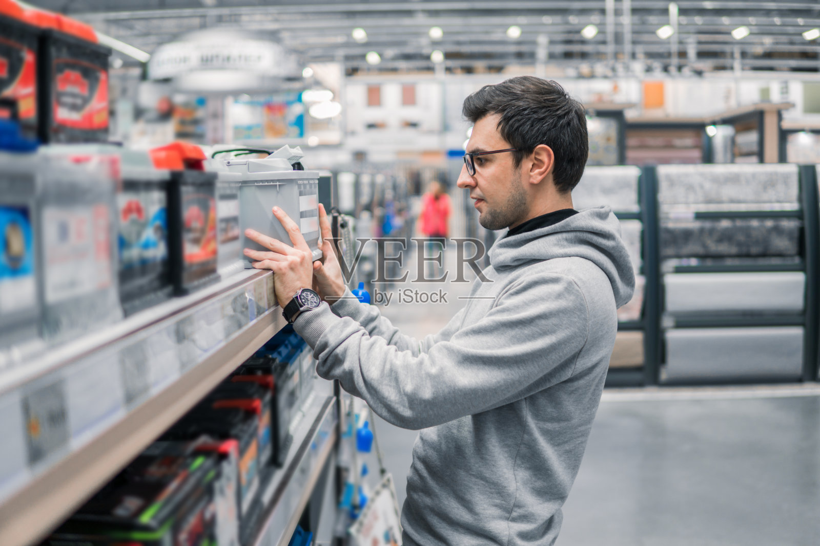 聪明的男性顾客在汽车超市购买汽车电池照片摄影图片