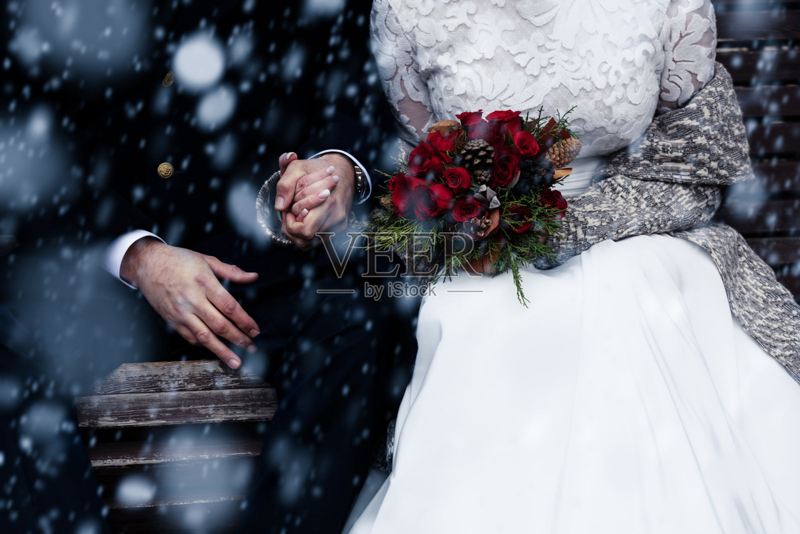 快乐的新娘和新郎享受浪漫的户外时刻。婚礼的夫妇。冬天的概念。照片摄影图片