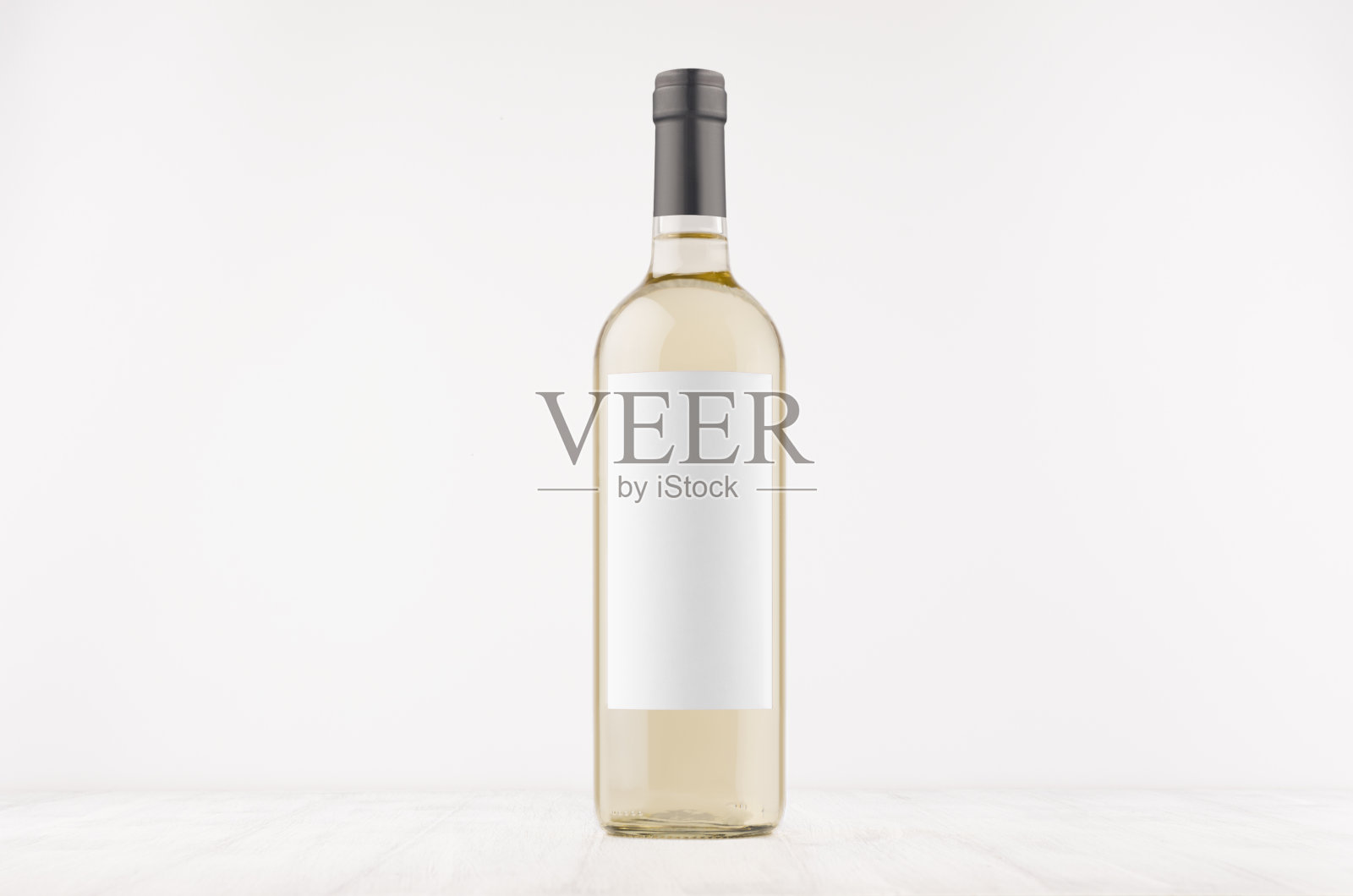 透明的白色酒瓶与空白的白色标签在白色木板上，模拟。照片摄影图片