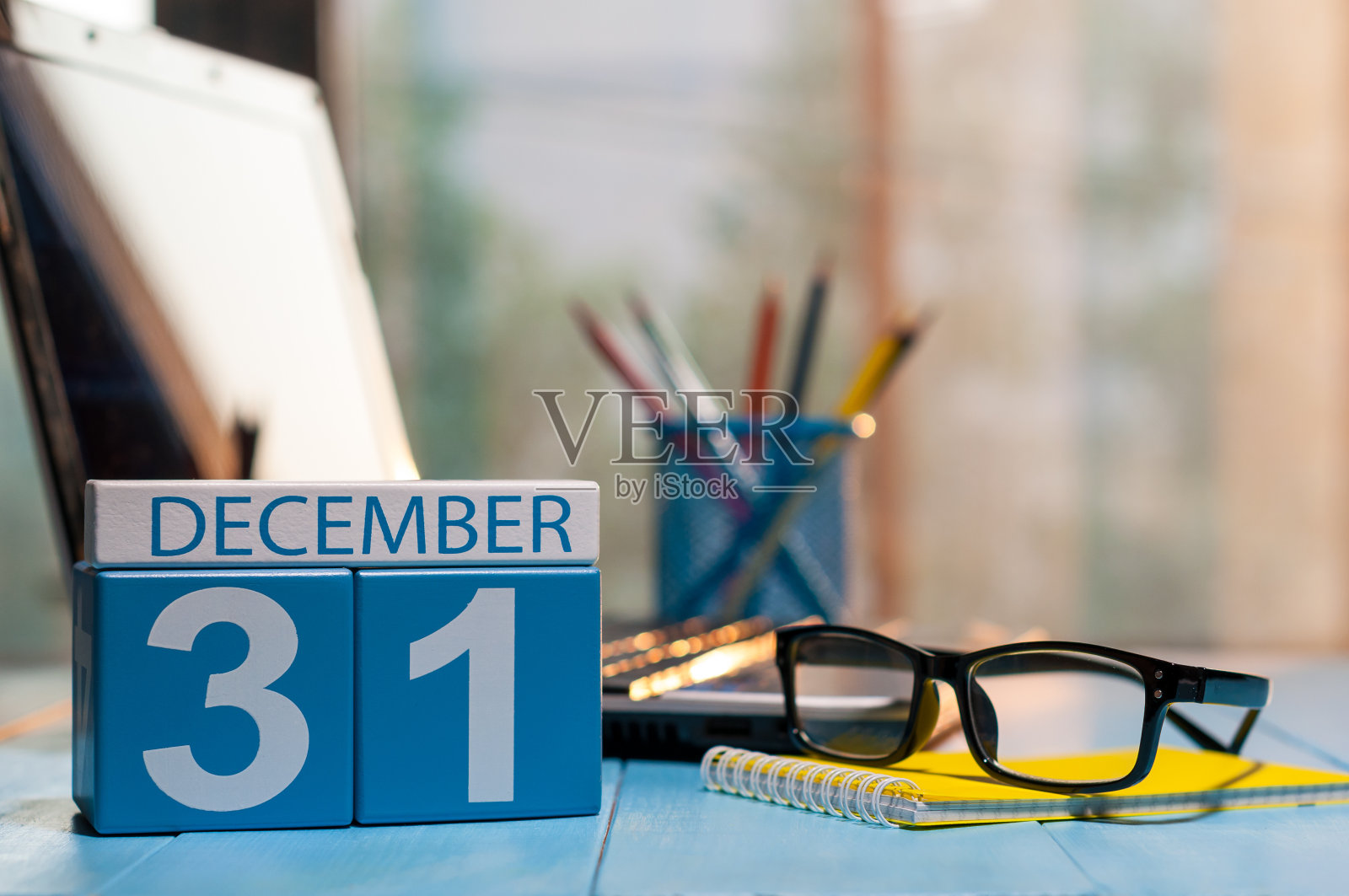 12月31日。月31日，日历上的工作背景。新年工作理念。冬天的时间。文本空白照片摄影图片