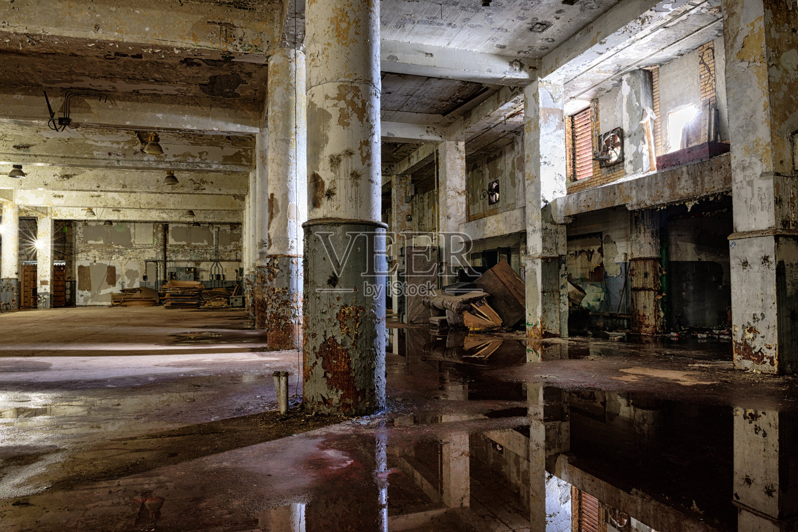 废弃的工业大厦，地面潮湿照片摄影图片