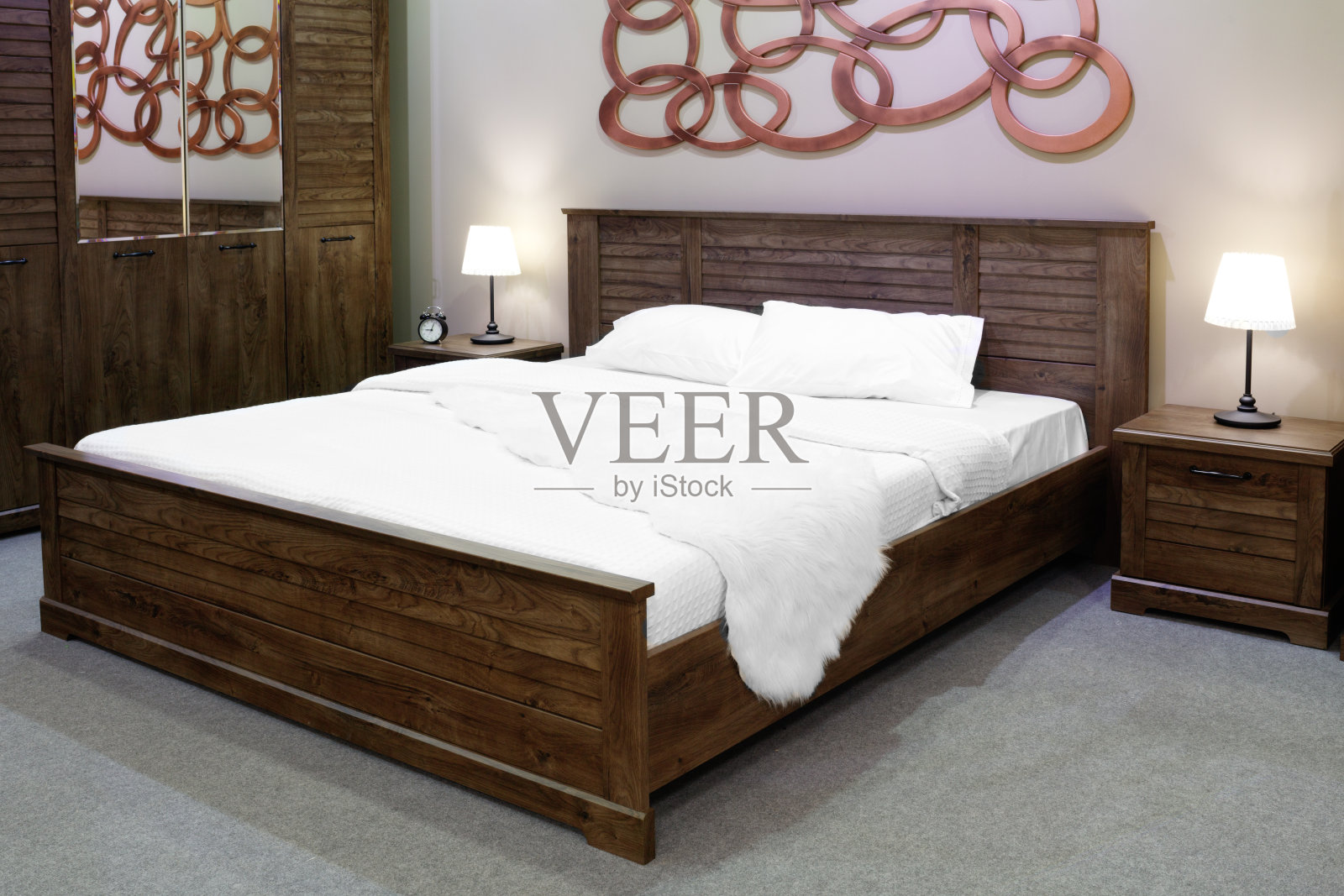 豪华现代和木制乡村风格的卧室在棕色和米色色调，酒店卧室的内部照片摄影图片