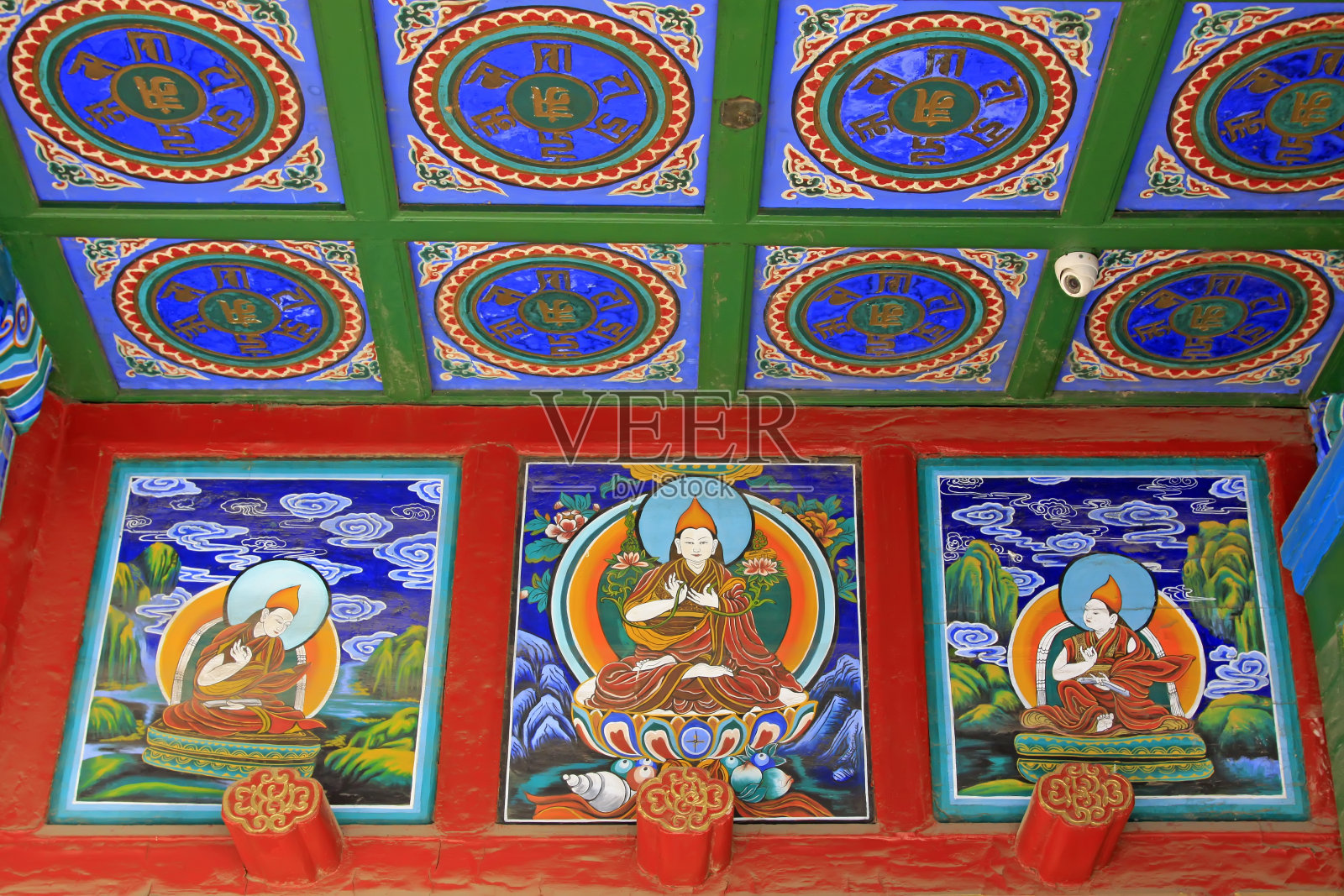 2015年2月6日，内蒙古呼和浩特市，大昭寺的天花板和壁画照片摄影图片