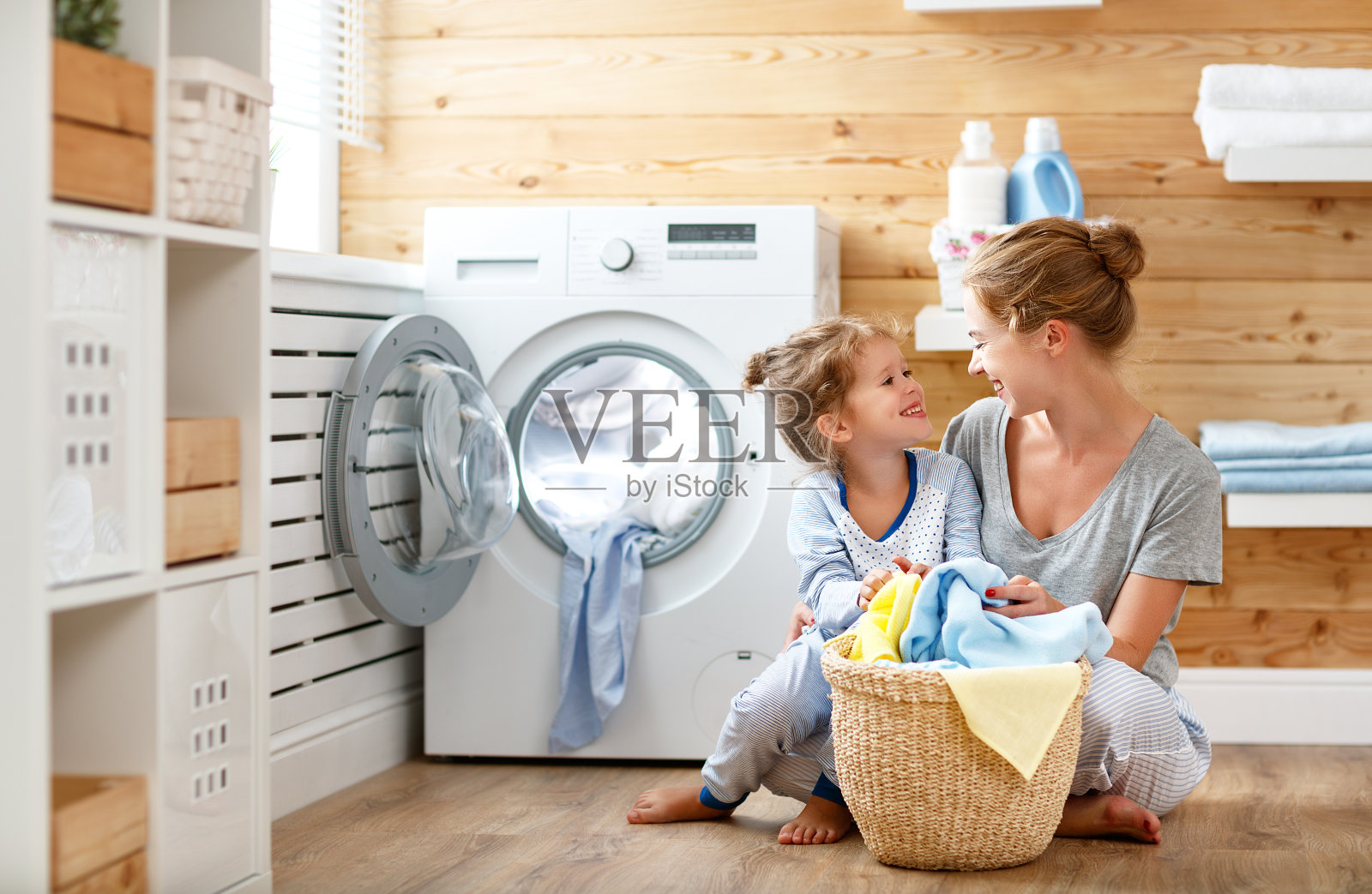 幸福的家庭，母亲，家庭主妇和孩子在洗衣机洗衣机照片摄影图片