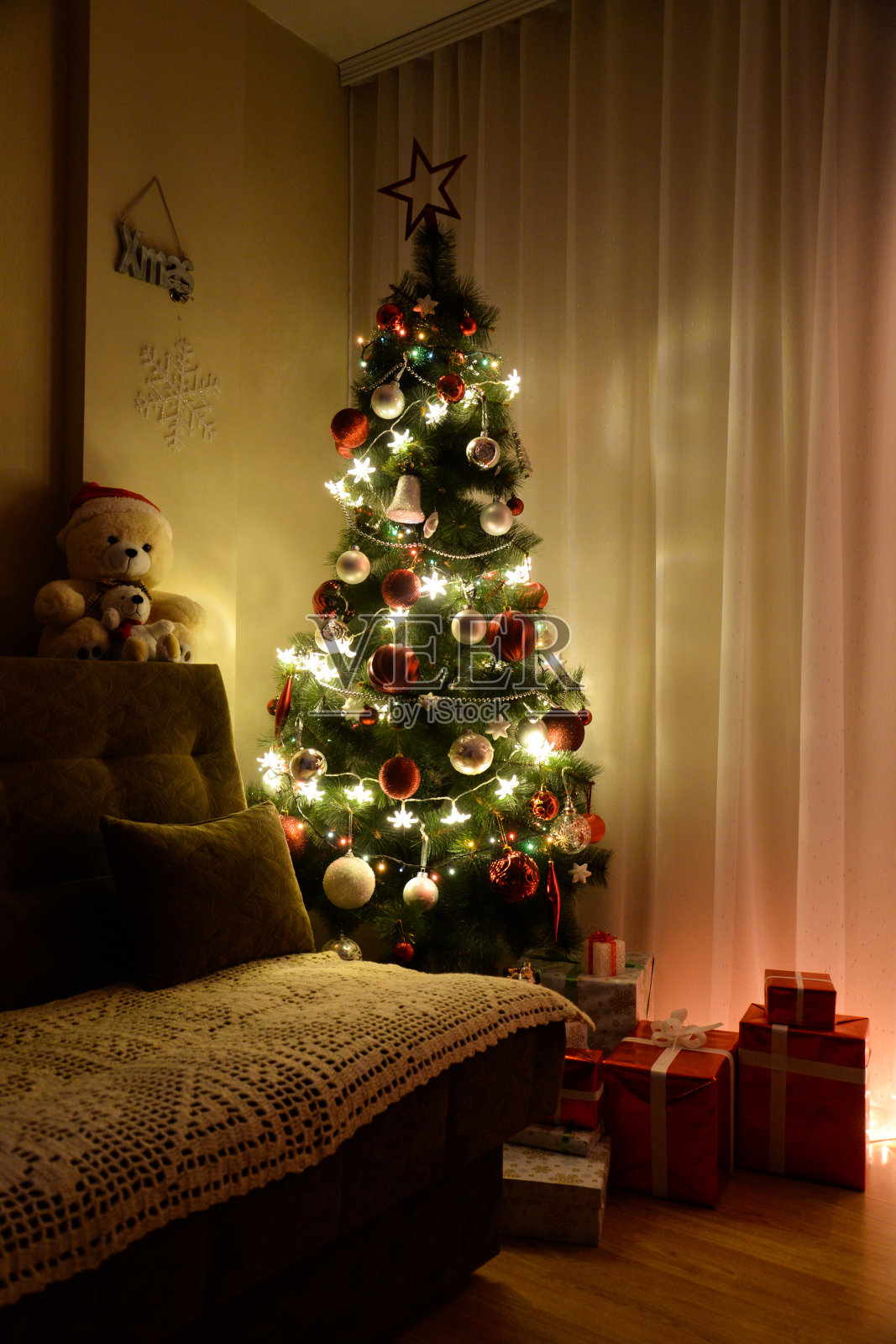 圣诞场景与圣诞树礼物和灯光在晚上。照片摄影图片
