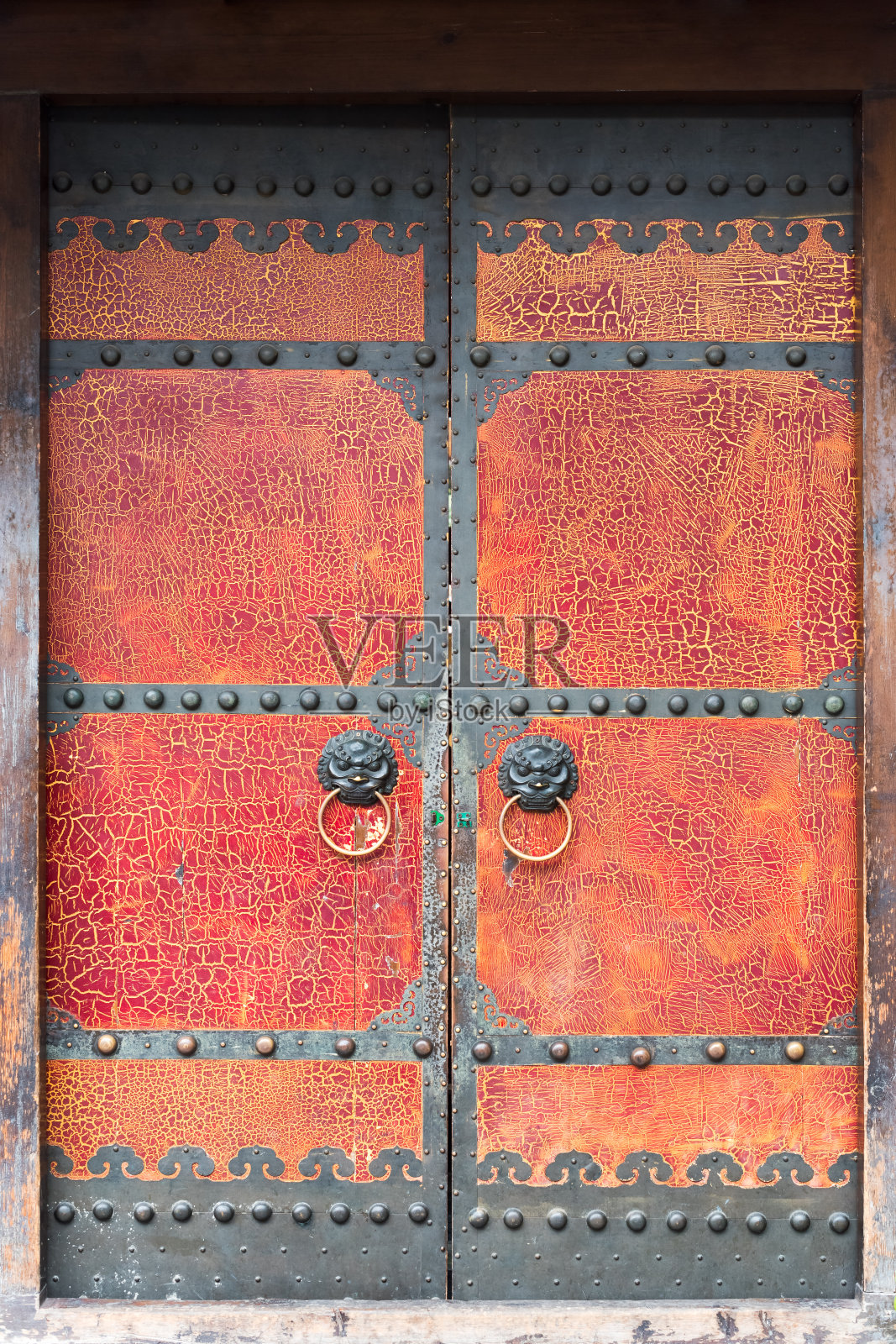 带有门环的红色裂漆中国传统门照片摄影图片