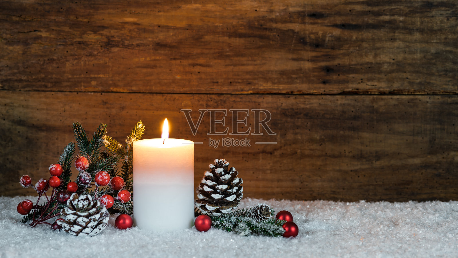 圣诞装饰以纯朴自然的烛光和木制的雪地为背景照片摄影图片