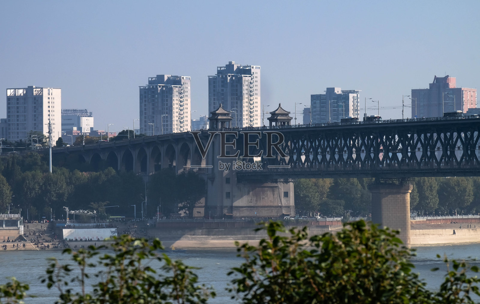 从中国的湖北省武汉到古老的宫殿可以看到双层桥在武汉长江照片摄影图片