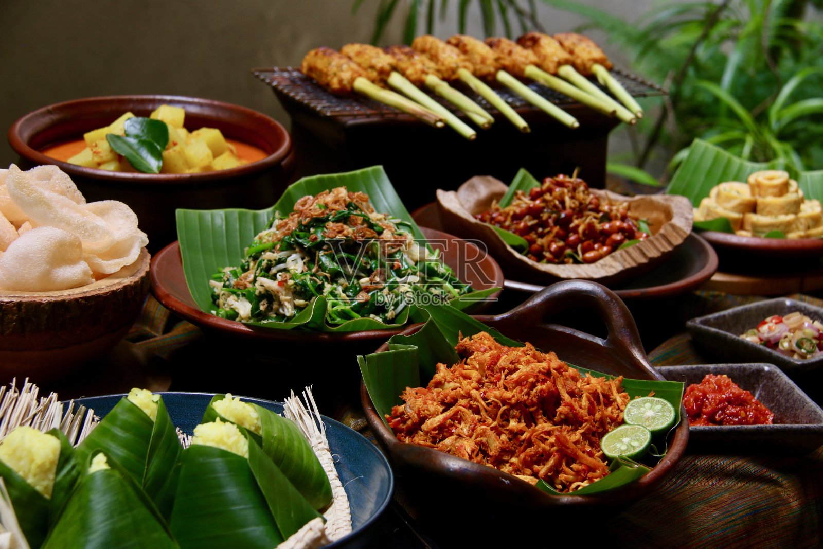 巴厘岛饭，一种受欢迎的巴厘岛菜米饭和各种配菜照片摄影图片