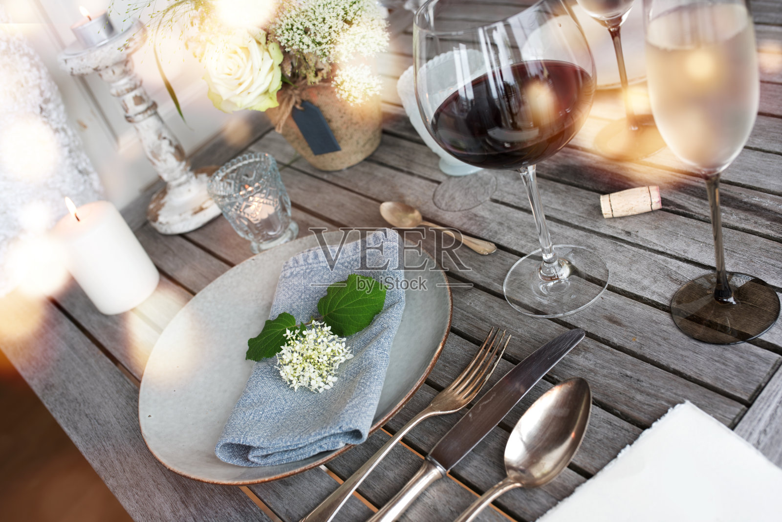 装饰在质朴的木桌上，用于浪漫的晚餐照片摄影图片