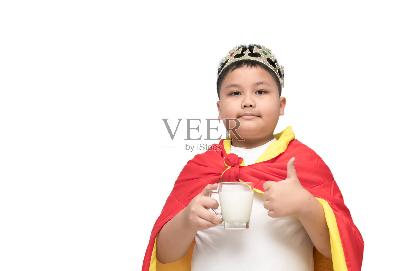 肥胖的男孩在喝牛奶时竖起大拇指照片摄影图片