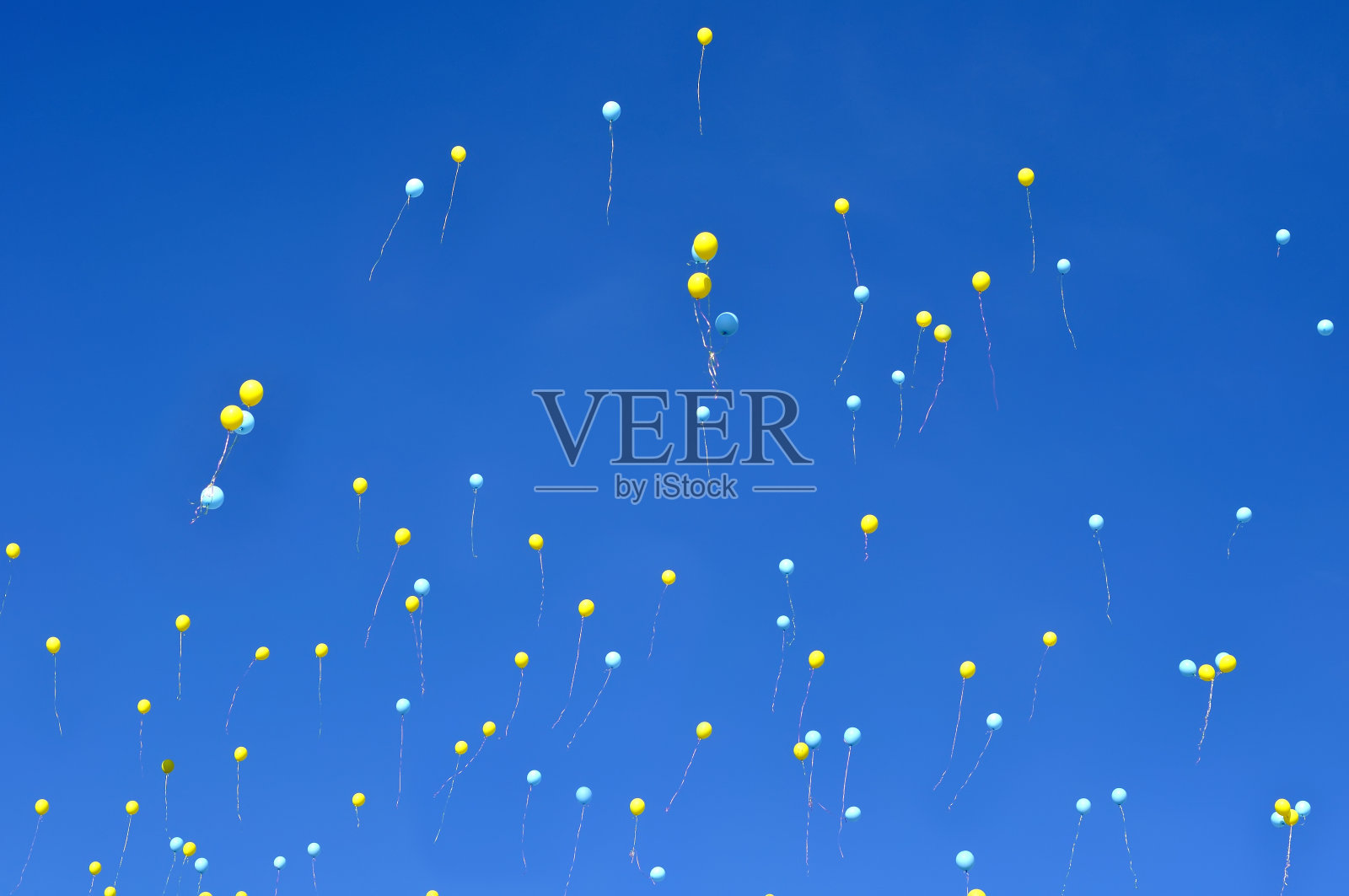 蓝色和黄色的气球在城市节日照片摄影图片