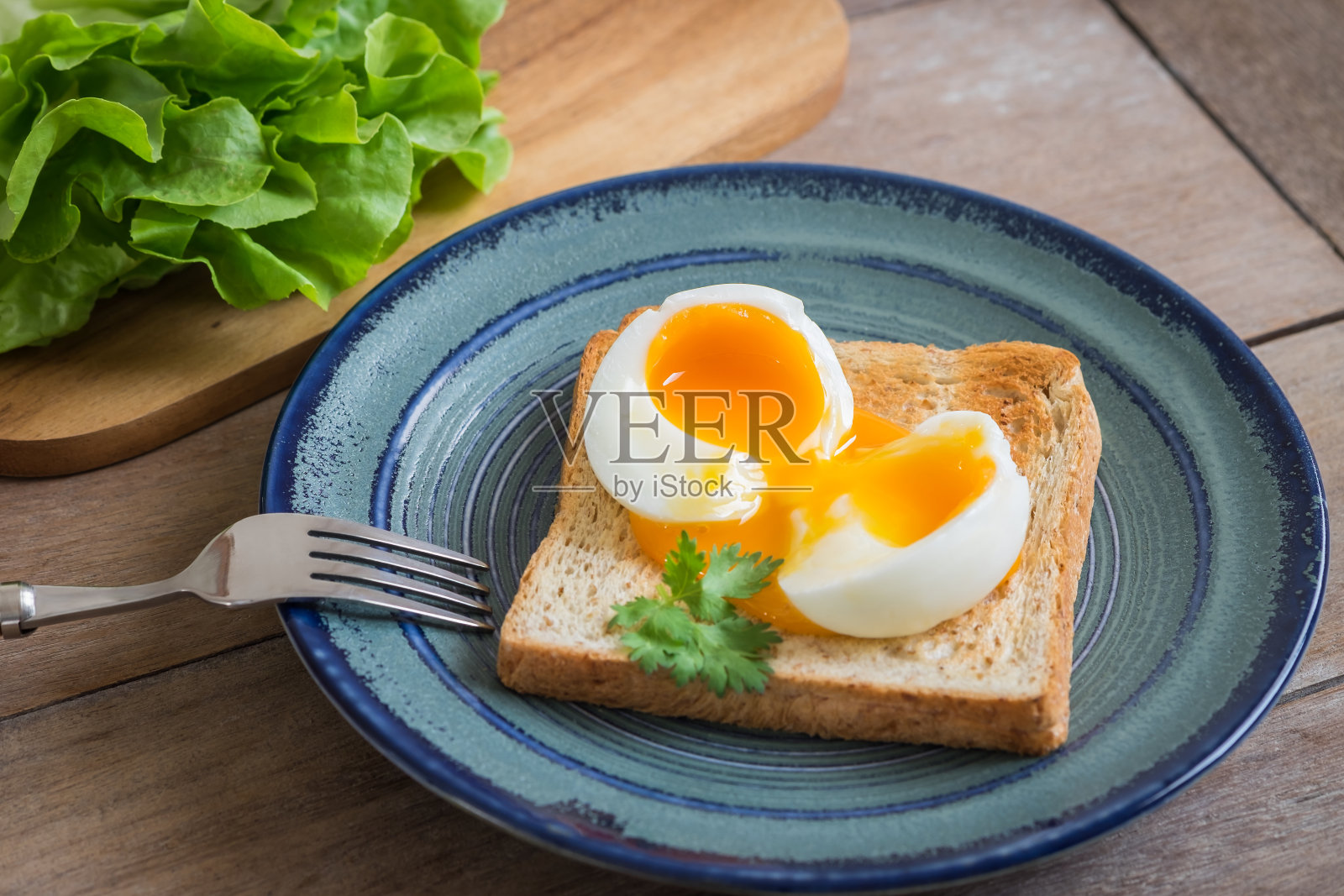 蓝色盘子上的煮鸡蛋和吐司照片摄影图片