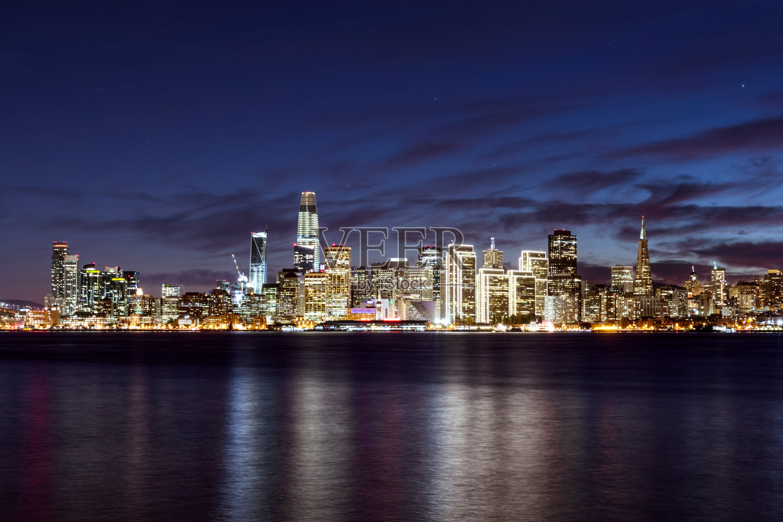 旧金山城市的天际线在夜晚被照亮照片摄影图片