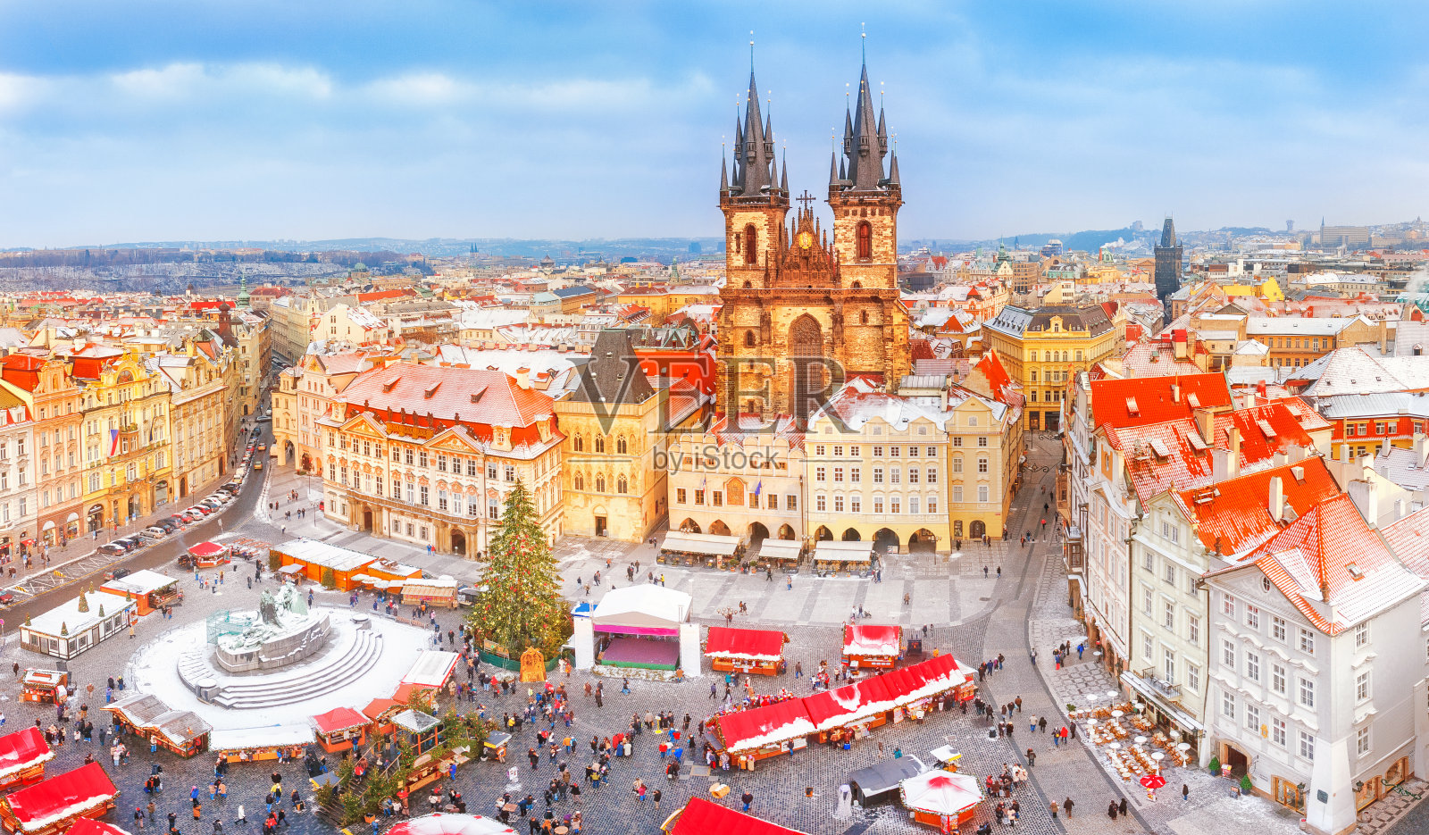 圣诞期间的布拉格，市中心积雪的屋顶和泰恩教堂背景下老广场上的圣诞市场的经典景象。布拉格城市冬季景观的季节性景观。照片摄影图片