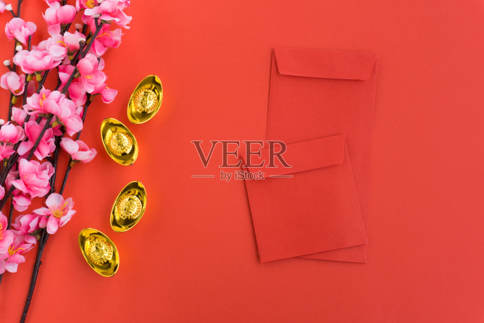春节背景装饰品、红包、梅花、金元宝照片摄影图片