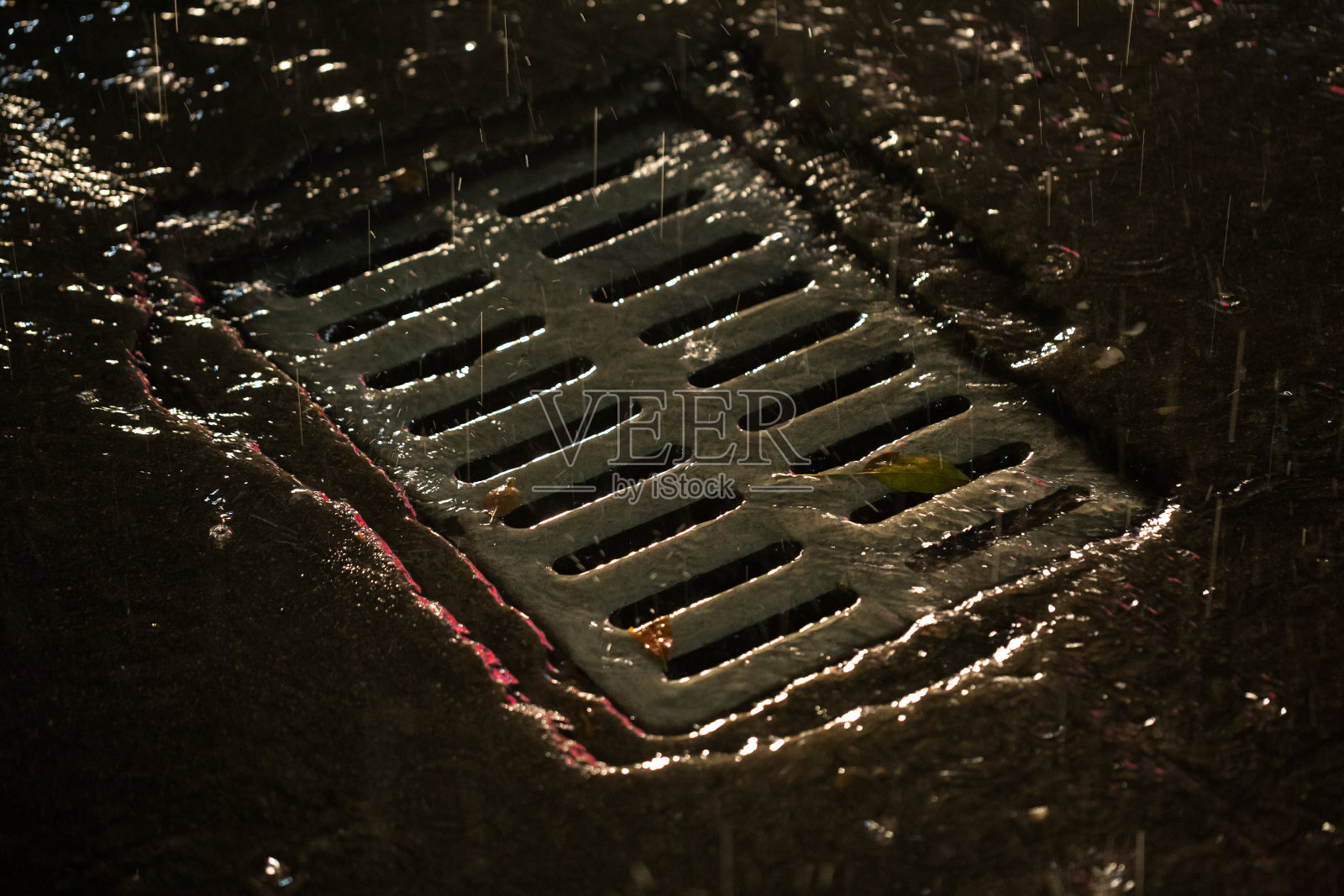 下水道用雨水在晚上用街灯照明照片摄影图片