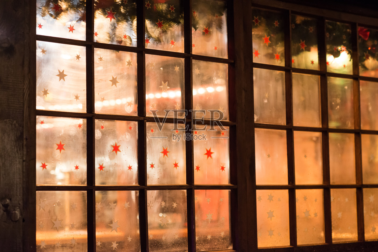 装饰圣诞节的木窗照片摄影图片