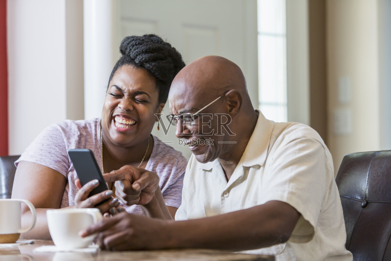 老人和成年女儿使用智能手机照片摄影图片