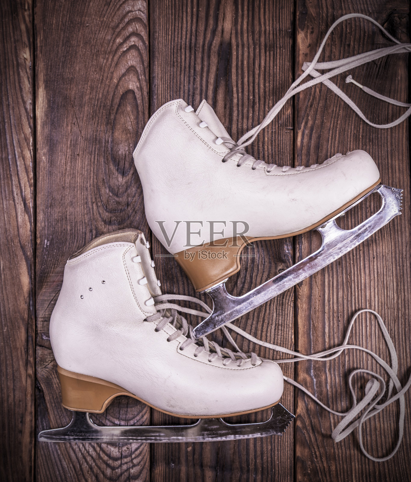 用于花样滑冰的女白色皮革溜冰鞋照片摄影图片