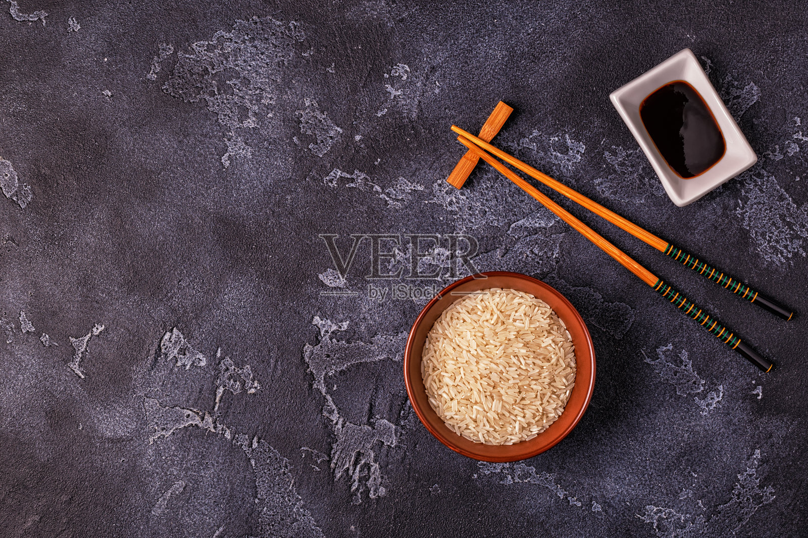 米饭在碗和木筷子。照片摄影图片