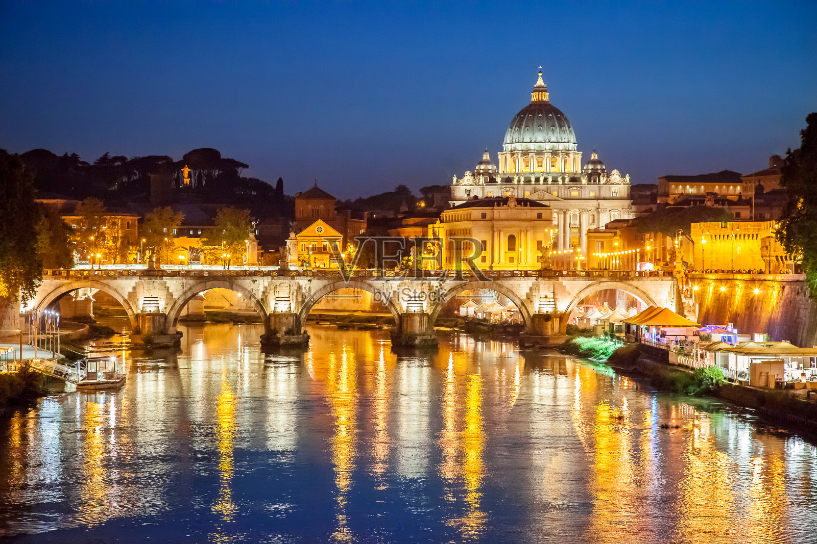 台伯河上的黄昏，梵蒂冈城的景色照片摄影图片