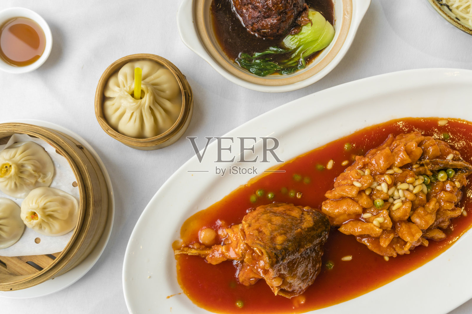 传统的上海食物包括饺子、红烧肉丸和鳜鱼照片摄影图片