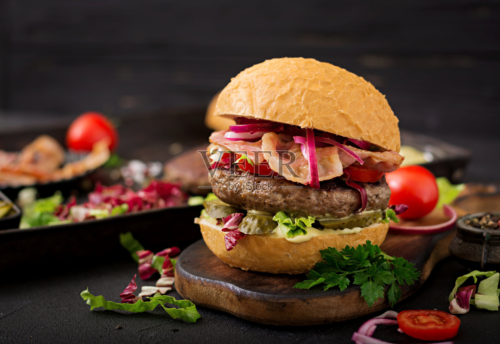 大三明治-汉堡汉堡加牛肉，西红柿，腌黄瓜和炸培根照片摄影图片