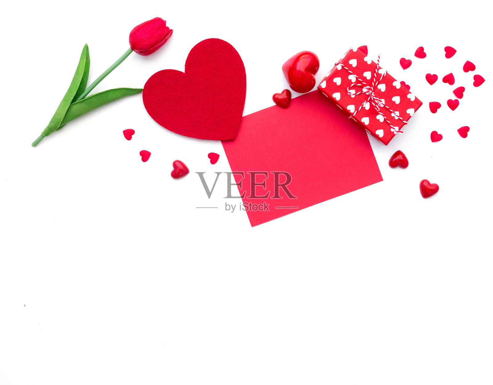 情人节的背景。礼盒上，玫瑰与心隔离白色照片摄影图片