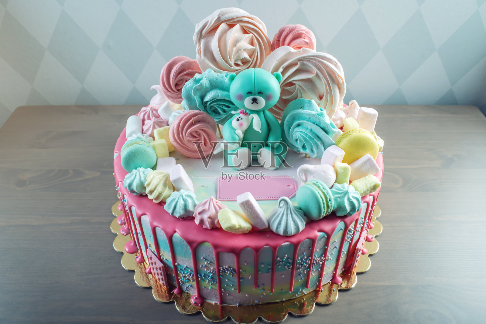 儿童蛋糕装饰泰迪熊和彩色蛋白酥皮，棉花糖。儿童生日甜点的概念照片摄影图片