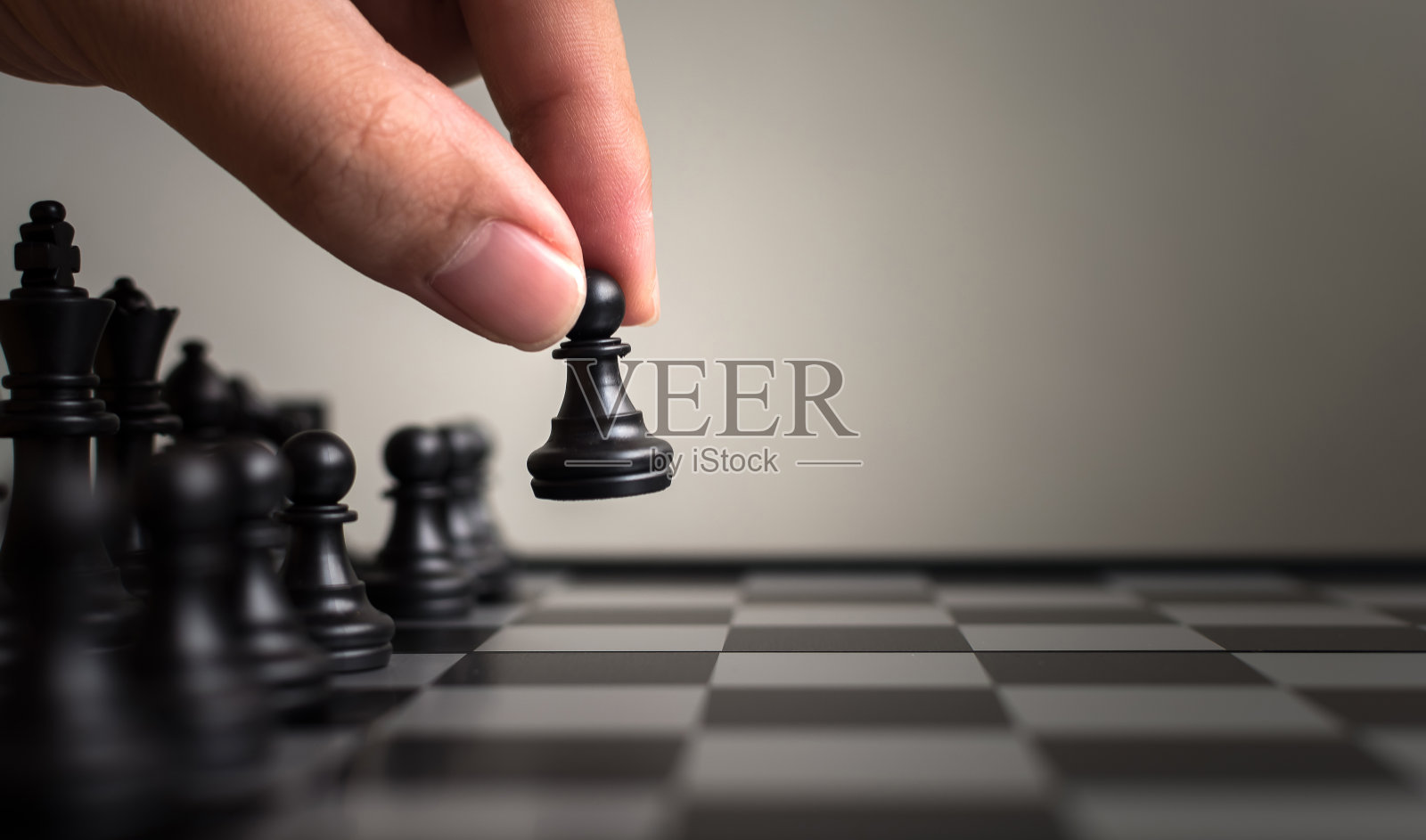 计划领导战略的成功商业领袖的概念，棋手棋盘游戏放黑兵，复制空间为您的文字照片摄影图片