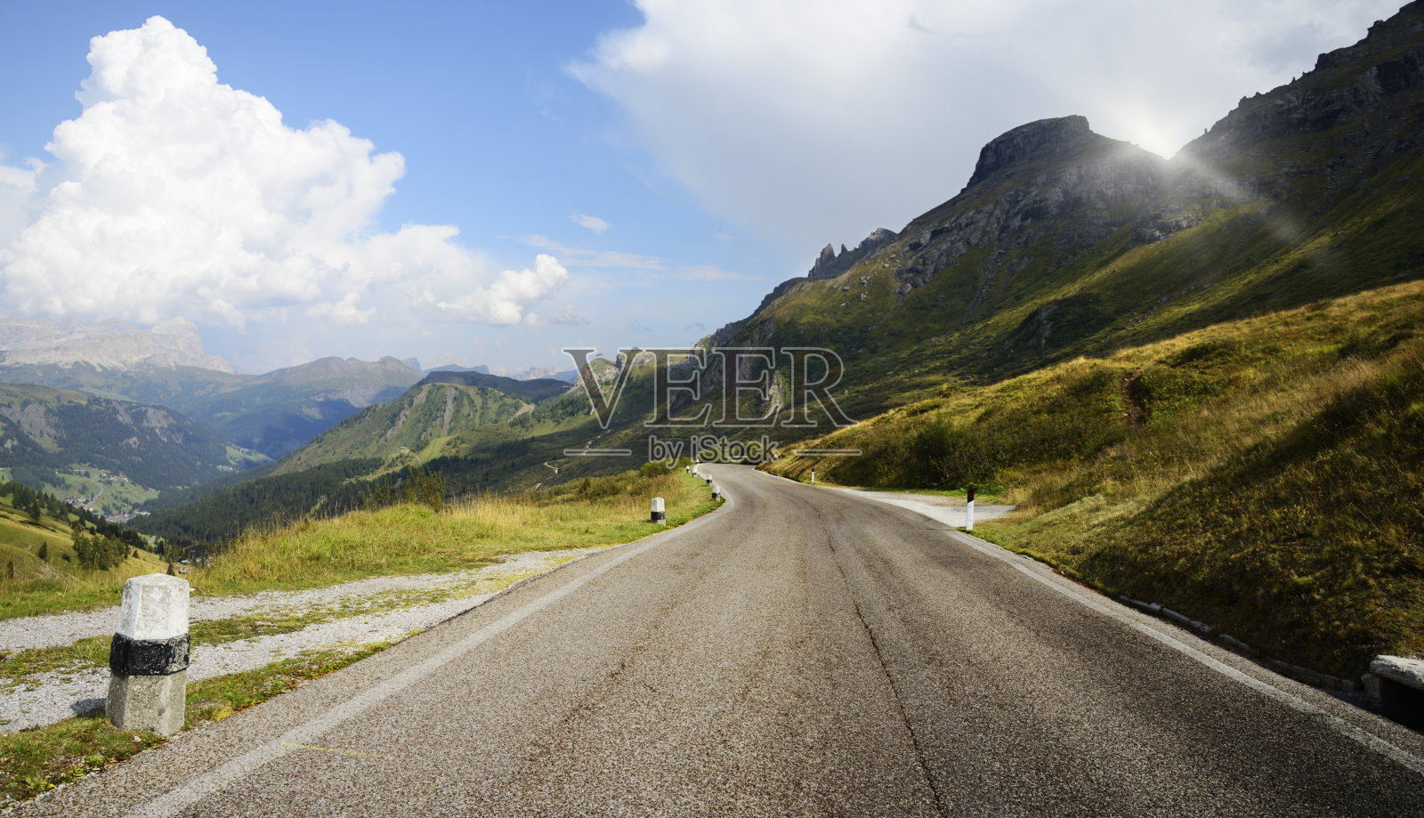 欧洲阿尔卑斯山上的山路。照片摄影图片