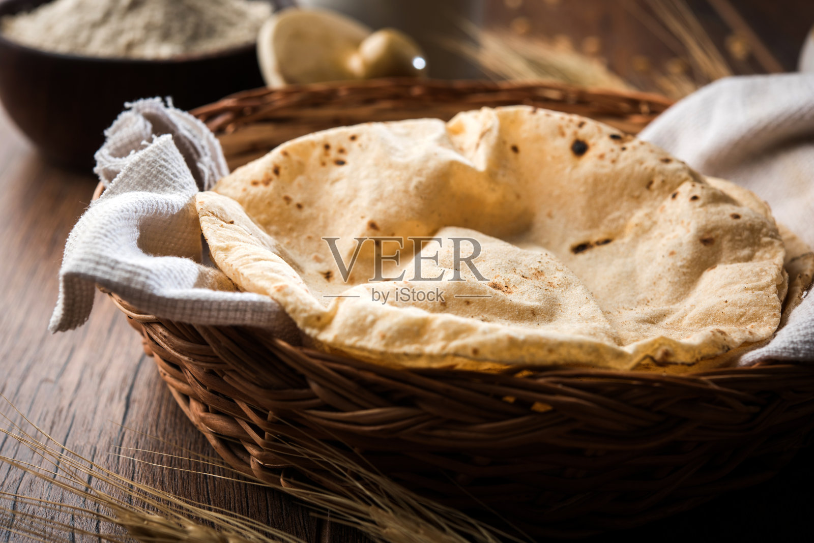 印度面包/ Chapati / Fulka / Gehu Roti小麦谷物背景。这是一种富含健康纤维的传统北/南印度食物，有选择的重点照片摄影图片