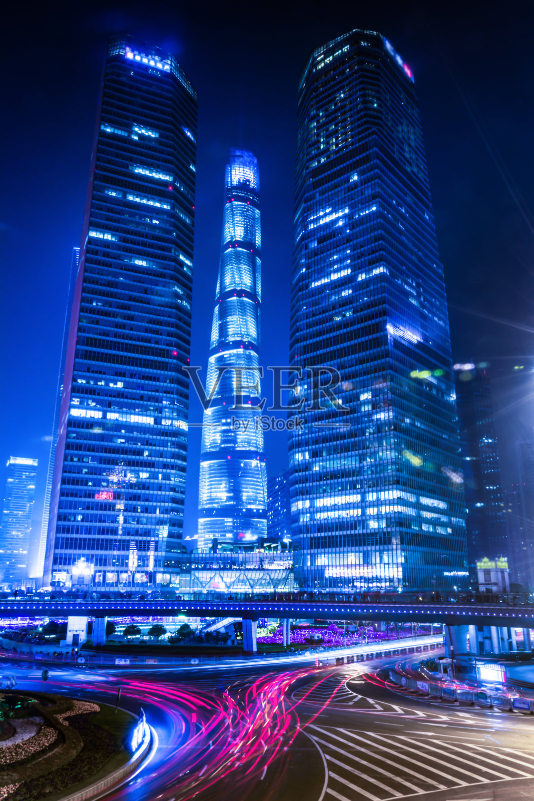 上海陆家嘴金融贸易区的现代都市夜景背景照片摄影图片