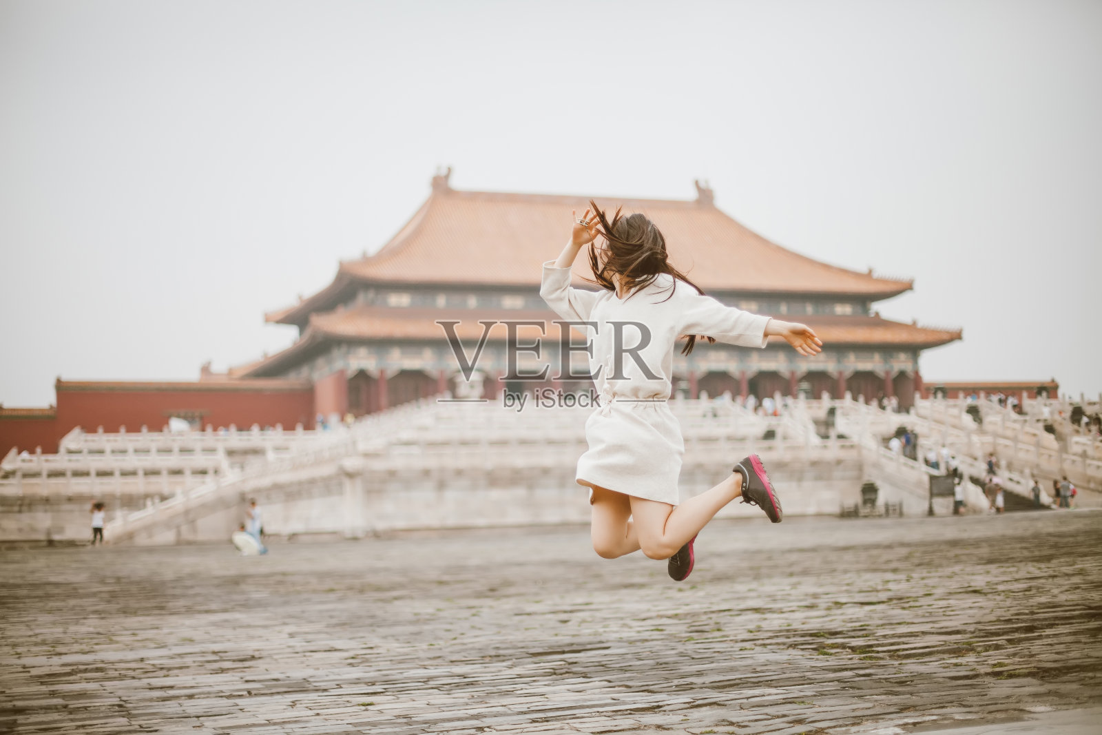 一个跳上紫禁城的女孩照片摄影图片