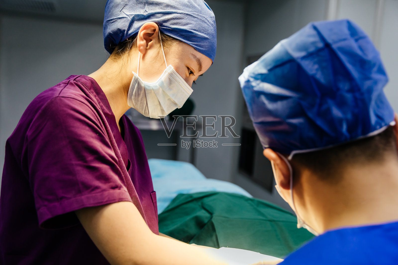 亚洲两名外科医生在外科手术室工作照片摄影图片