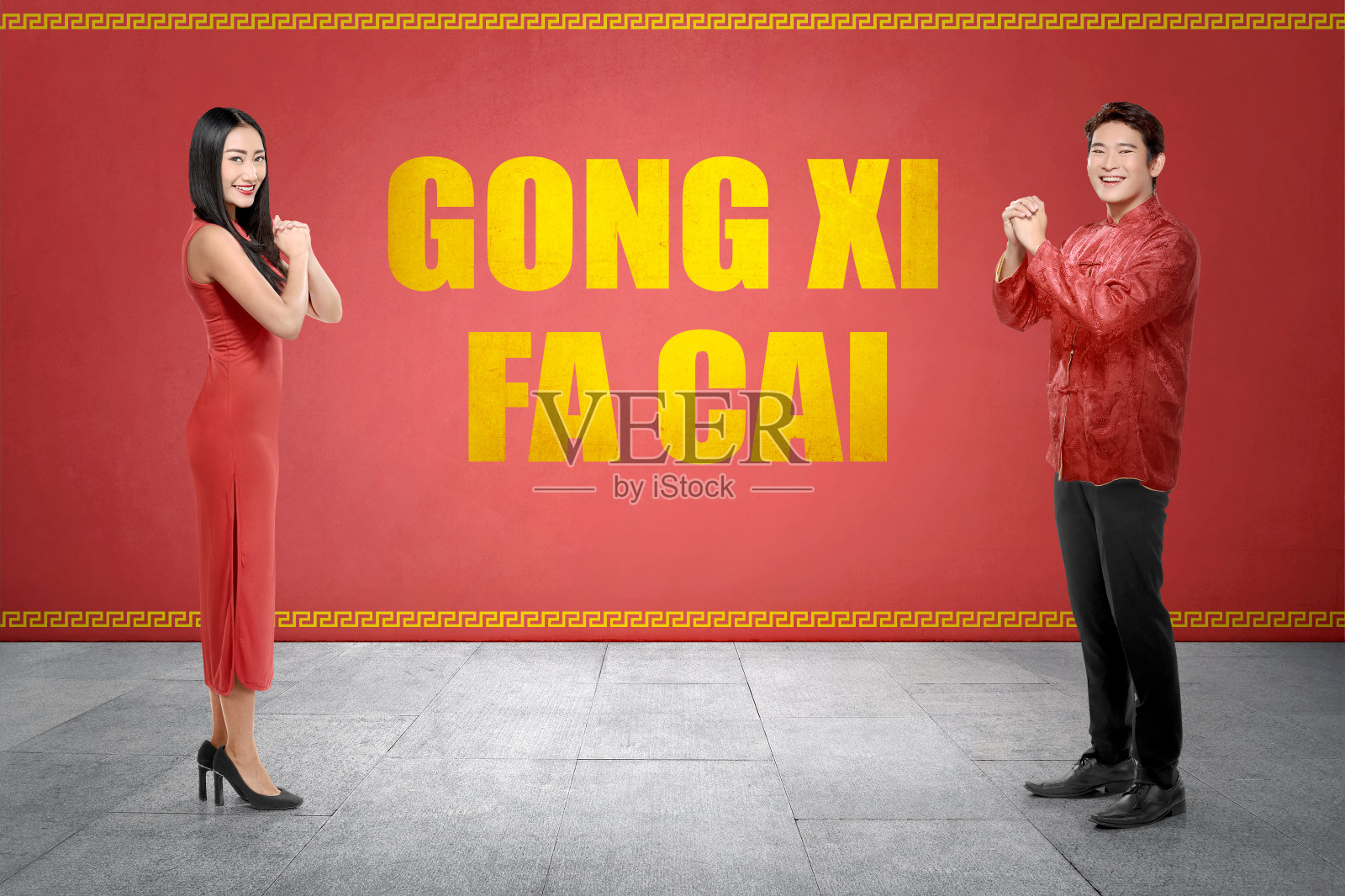 幸福的中国夫妇穿着旗袍与宫喜发彩文字照片摄影图片