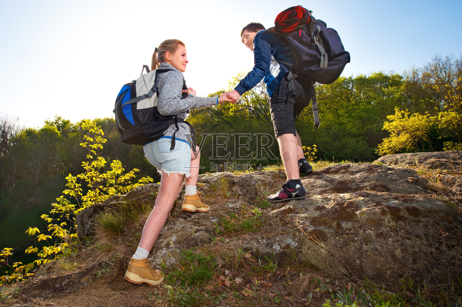 活跃的年轻背包客在阳光夏日的森林里旅行，旅行，徒步，背包，旅游和人的概念照片摄影图片