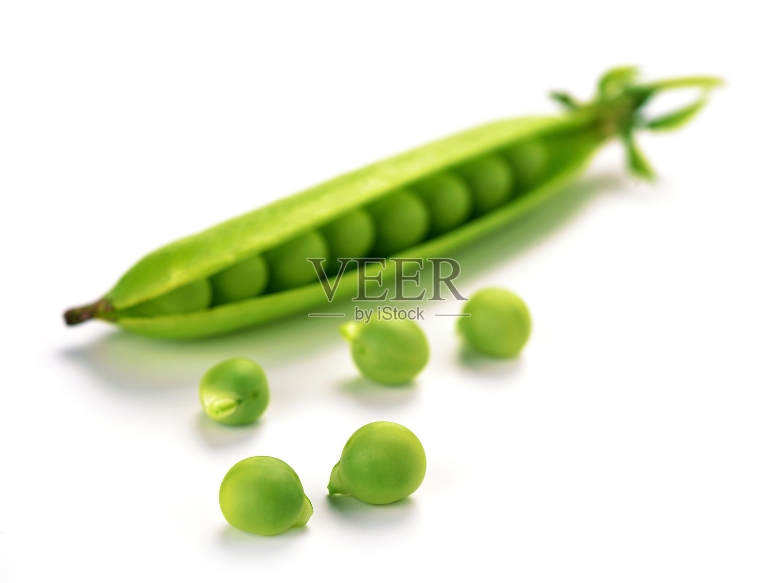 绿色的豌豆荚孤立在白色的背景上。绿色成熟的新鲜蔬菜。豆类。照片摄影图片