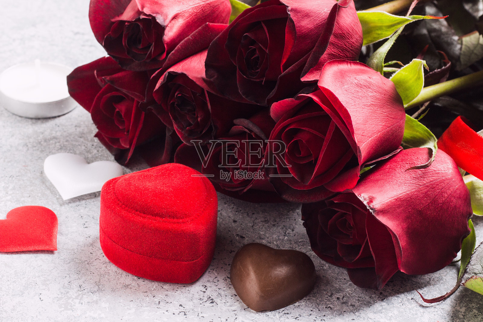 情人节嫁给我的订婚戒指盒和红玫瑰巧克力礼物照片摄影图片