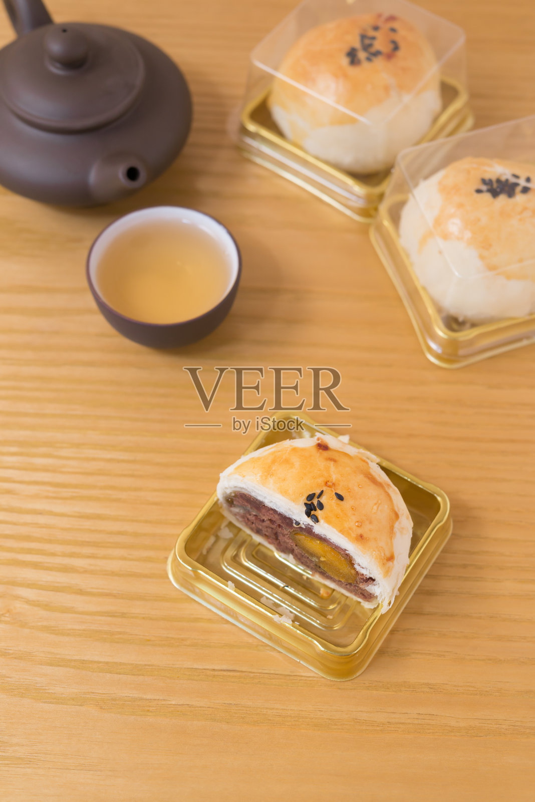 传统的中国小吃皮蛋饼，切一块，旁边放一杯茶照片摄影图片