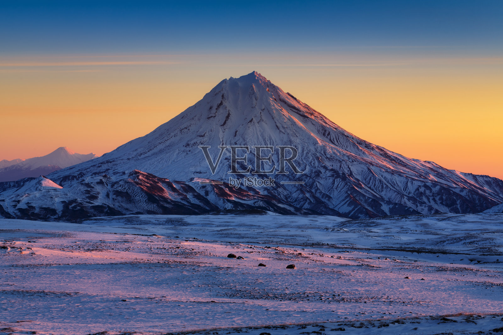 堪察加半岛日出时令人惊叹的冬季山地景观照片摄影图片