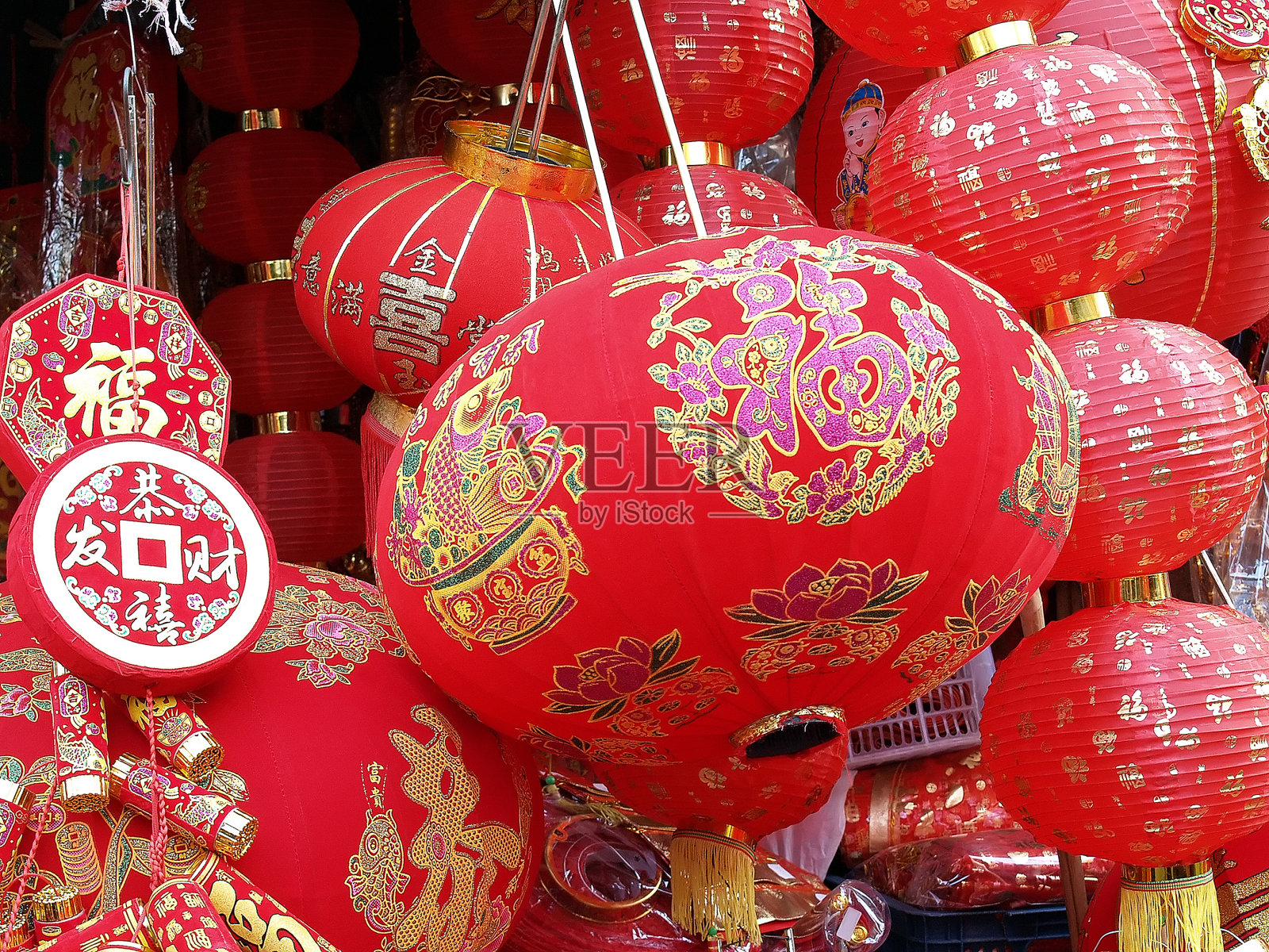 特写的中国纸灯笼和中国新年的装饰品(汉字意味着祝福健康、财富和好运)照片摄影图片
