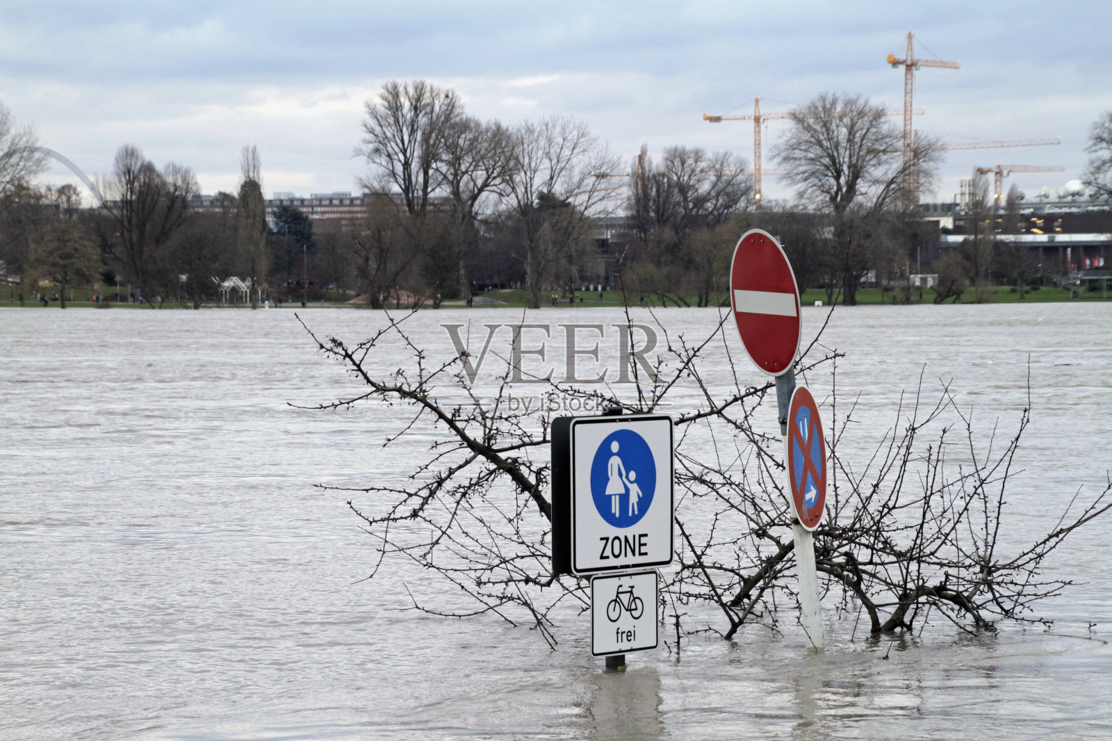 德国科隆莱茵河洪水泛滥照片摄影图片
