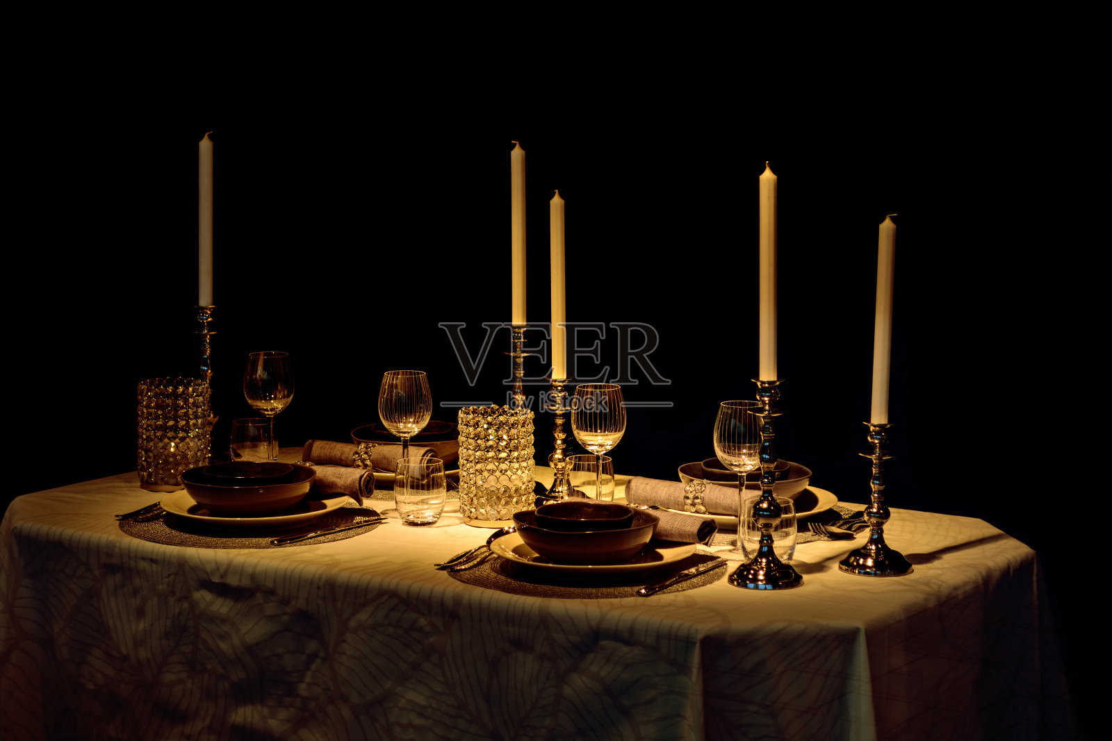 用蜡烛装饰的桌子照片摄影图片