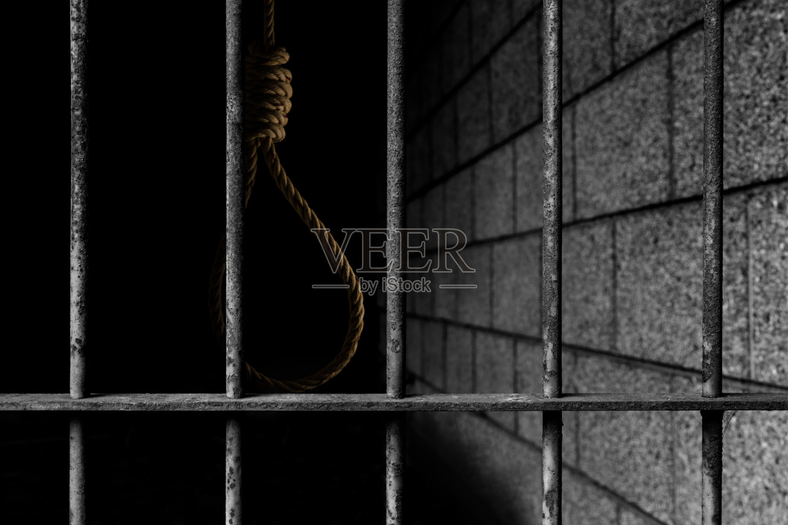 旧监狱铁栏牢房锁背景黑黑的，里面有绳索套索照片摄影图片