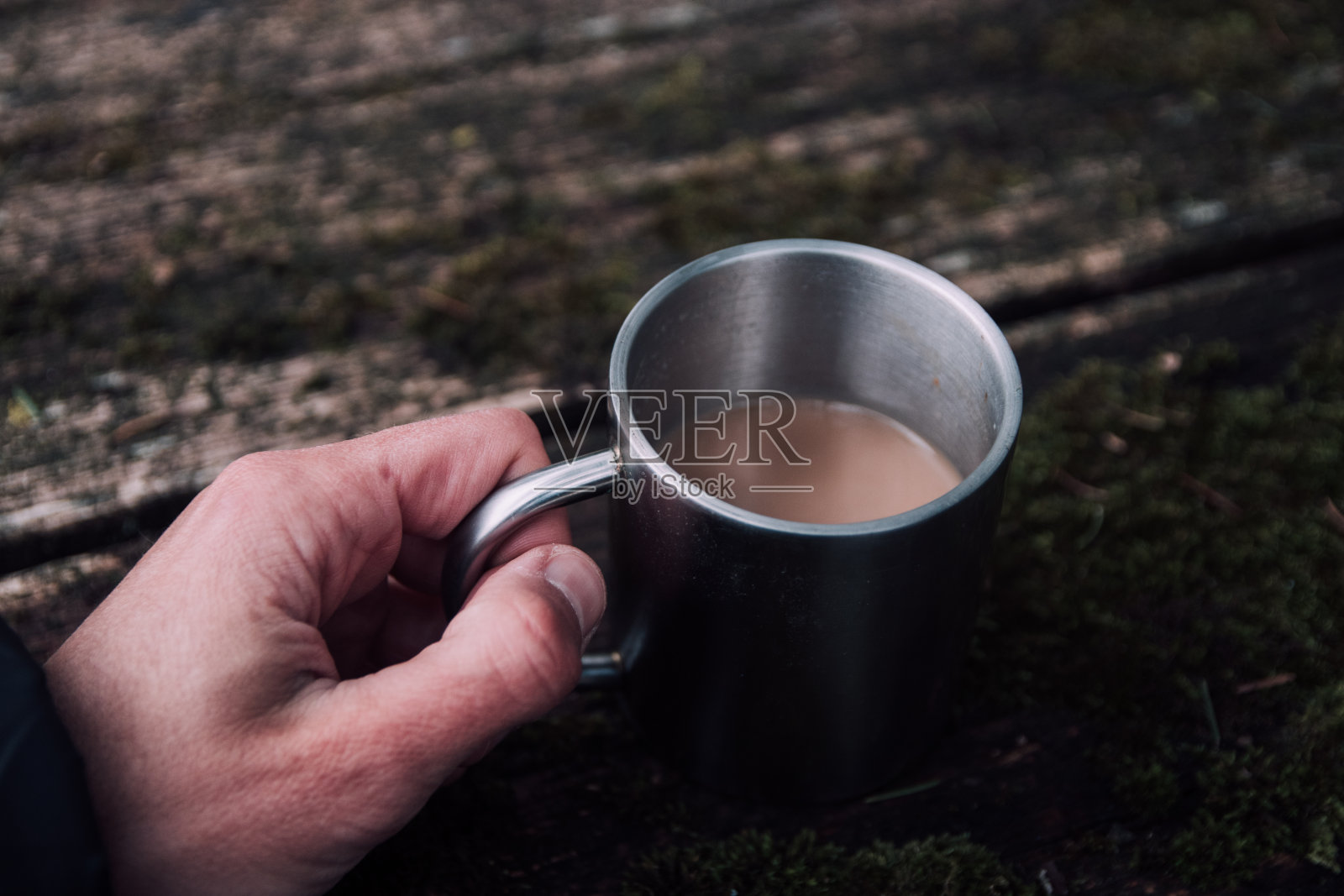 在户外露营时手拿咖啡杯照片摄影图片