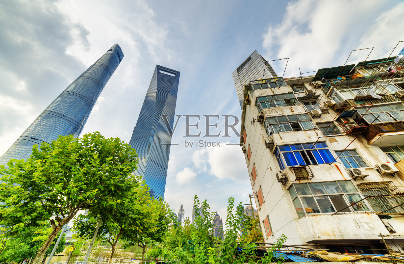 中国上海，老房子环绕着现代摩天大楼照片摄影图片